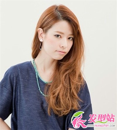 長(zhǎng)臉女生側(cè)分長(zhǎng)卷發(fā) 慵懶隨性修顏發(fā)型