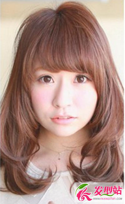 倾斜刘海+两侧长发遮颊设计 清纯瓜子脸轻松get