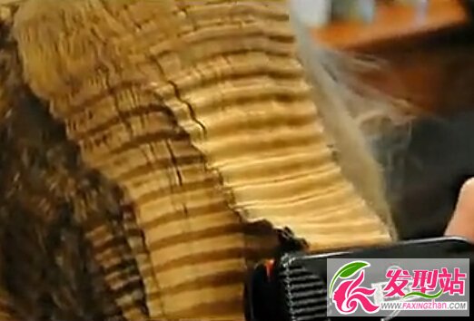 玉米须夹板怎么用 浪板夹打造最IN时尚波纹头做法