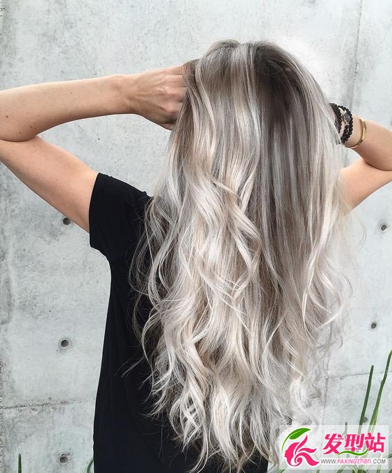 ��ɫ����