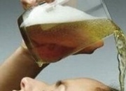 2026年用啤酒洗头会变色吗 啤酒洗头发的正确步骤和副作用详解