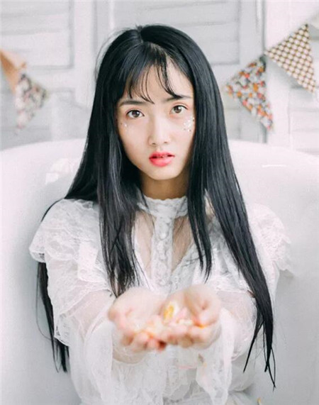 黑长直搭配美人鱼妆提升精致度