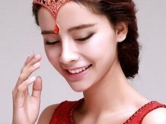 2026年最适合额头高女生的盘发造型推荐 额饰搭配技巧与显脸小盘发教程