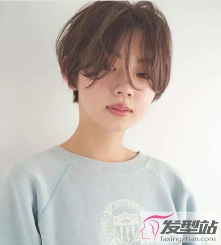 圆脸女生日系短发