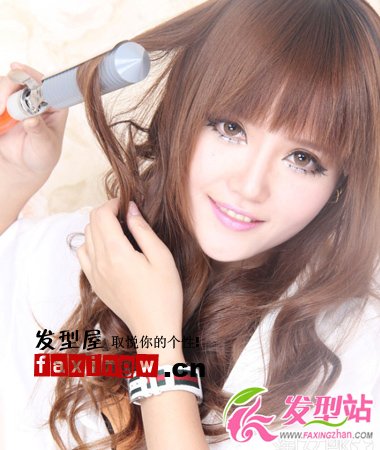 齐刘海卷发发型扎法步骤