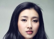 斓曦2026最新齐肩直发写真 清新优雅黑色梨花头搭配绿色主题时尚大片