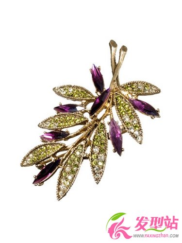 发髻侧边点缀花朵头绳与金属发卡细节图