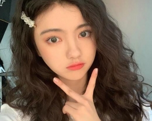 女生QQ小卷爆炸头发型 风格活泼可爱而且手拨好整理