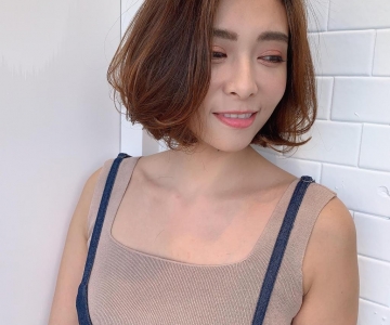 看腻了扁扁的头吗？蓬松柔软的线条烫发