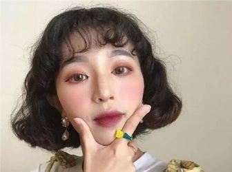 韩式减龄短卷发 摇身一变气质女神