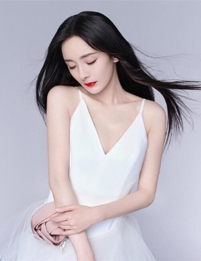 杨幂费加罗杂志新图 黑长直吊带裙又纯又欲 清纯性感兼具的白裙造型