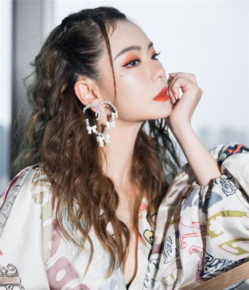 女团风韩式发型 时尚卷发风格百变