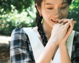 张雪迎初秋麻花辫大片 两个小麻花辫竟然是假发