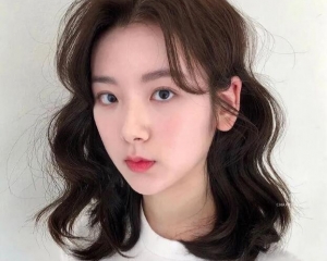 蛋卷头中长发图片 时髦洋气怎么烫怎么美
