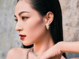 钟楚曦黑色高开叉裙活动照 黑发红唇性感